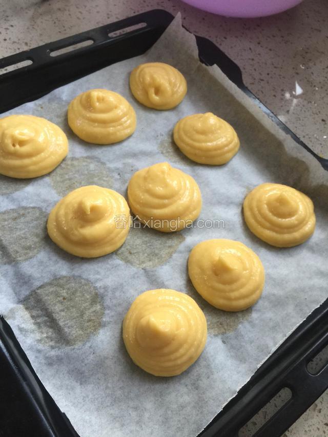烤盘铺上油纸，面糊均匀挤入烤盘里