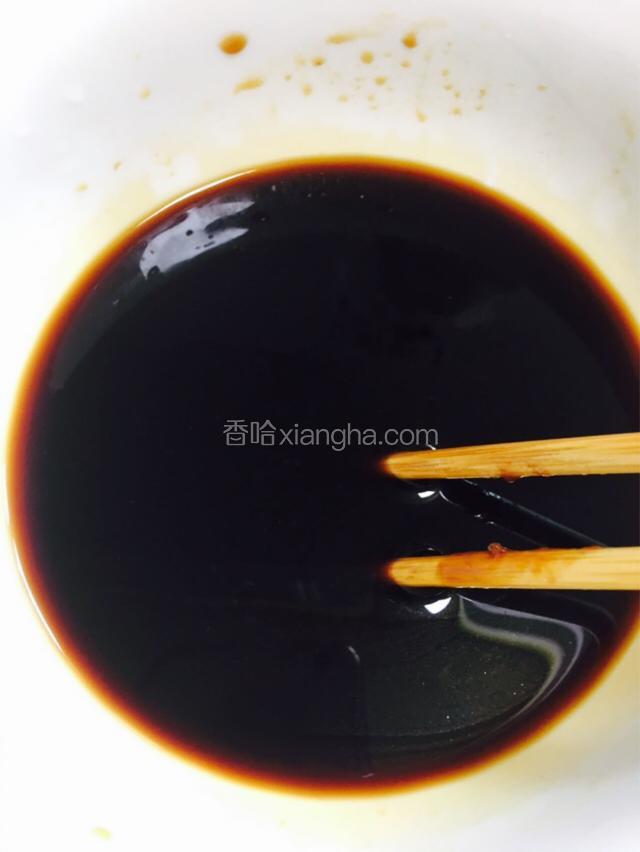 用一个碗把调料混在一起（醋、酱油、蚝油、盐、白糖）