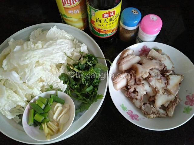 准备材料
白菜叶撕小块，
香菜切寸段，
葱切段
姜切丝
蒜切片
