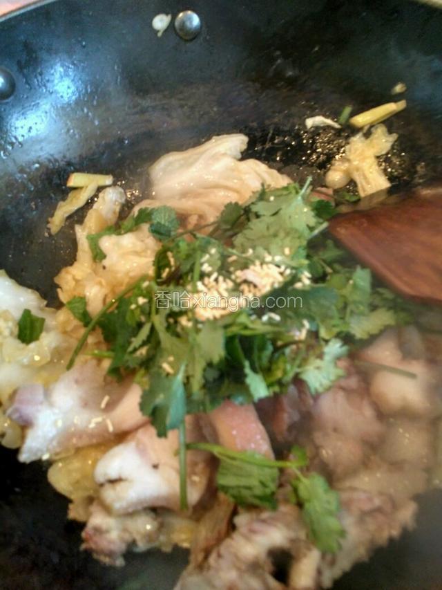 放猪头肉，香菜段，鸡精，炒匀即可。