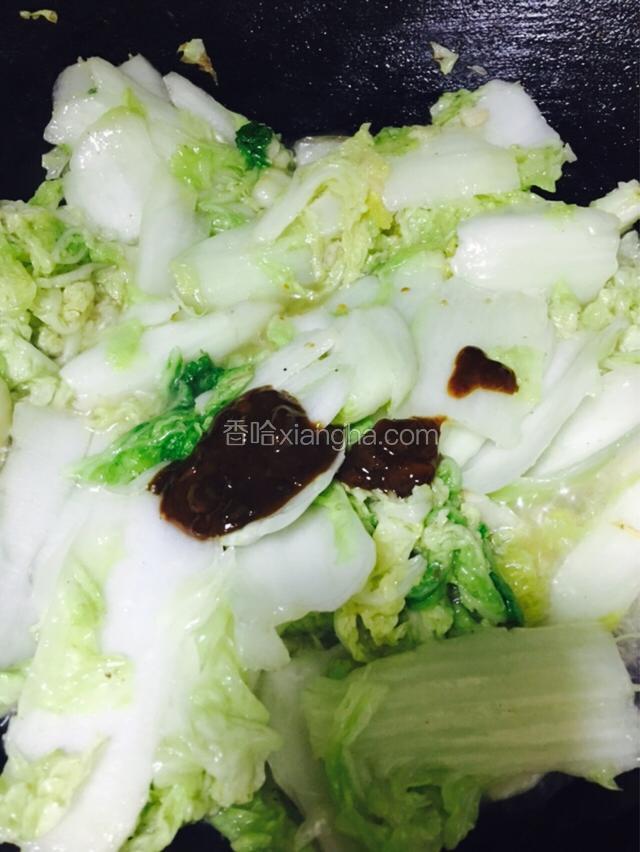 待白菜软后加入黄豆酱。