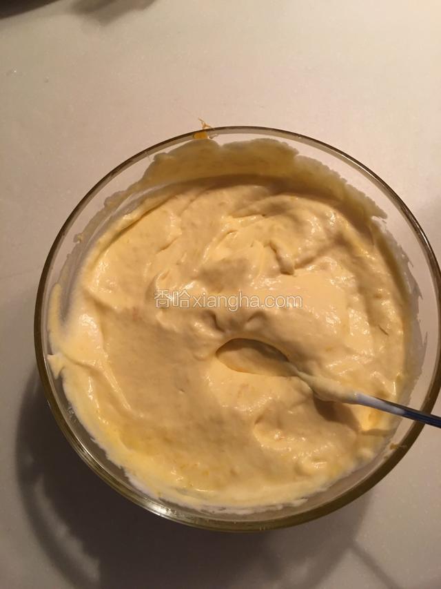 打发好的淡奶油加入芒果泥中，搅拌均匀