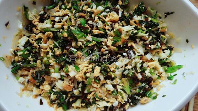 分别倒入调味料生抽，蚝油，盐，白糖，十三香后搅拌均匀，待用