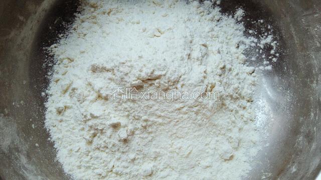 一大碗面粉倒入盆中