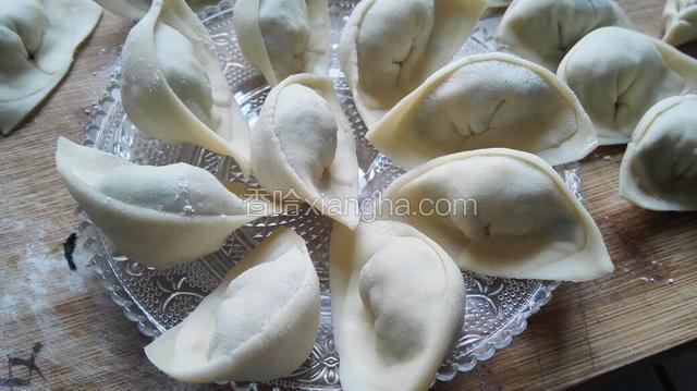 依次包好所有饺子，剩的边角面我就擀成圆形包了柳叶饺