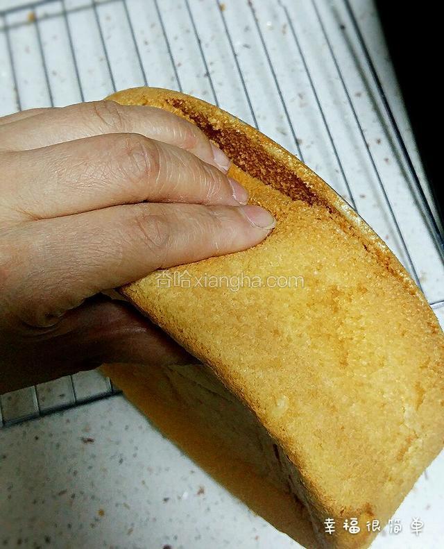 底部脱模也是同样的方法，将蛋糕站起来四周轻轻地，小心翼翼地扒开。