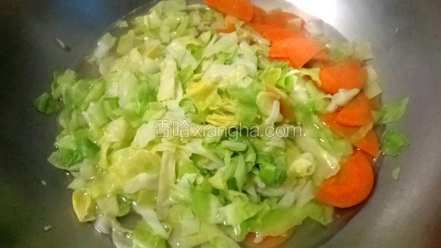 把圆白菜、胡萝卜放入开水中焯烫1分钟。