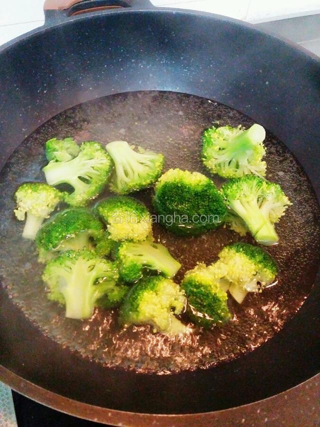 西兰花用盐水焯一下