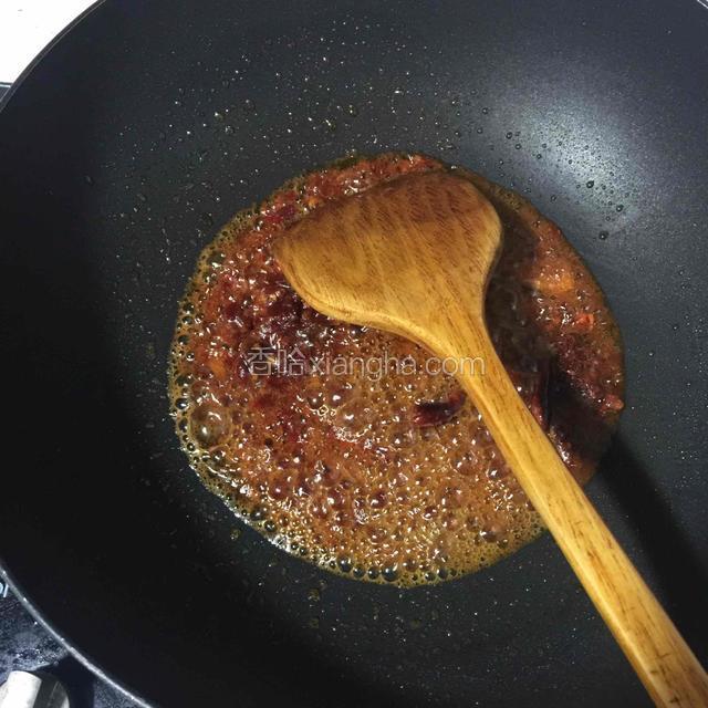 热锅起油放姜片煸香、豆瓣酱炒碎变色