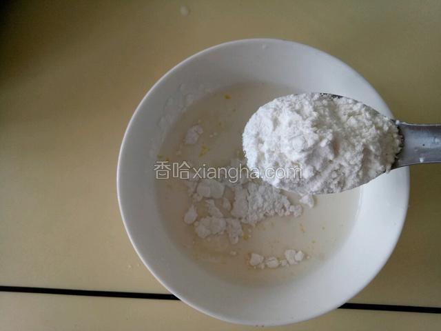 加两匙玉米淀粉拌匀
