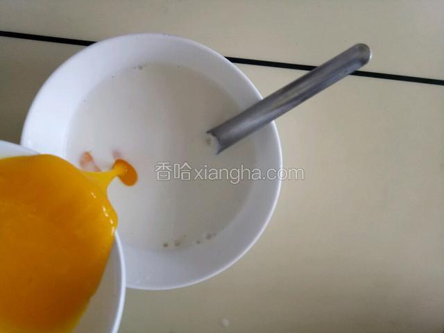 倒入打散的蛋黄拌匀