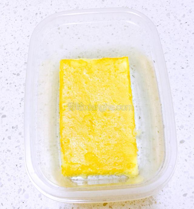 盒子底部放入一片蛋糕片。