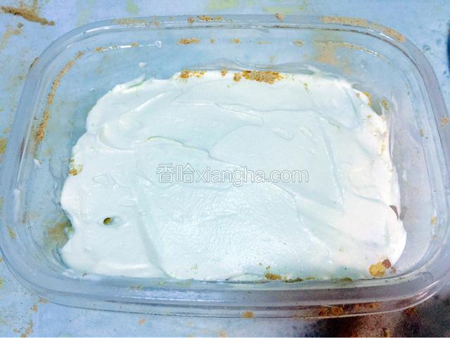 再盖一层蛋糕片，挤入淡奶油，用铲子抹匀。