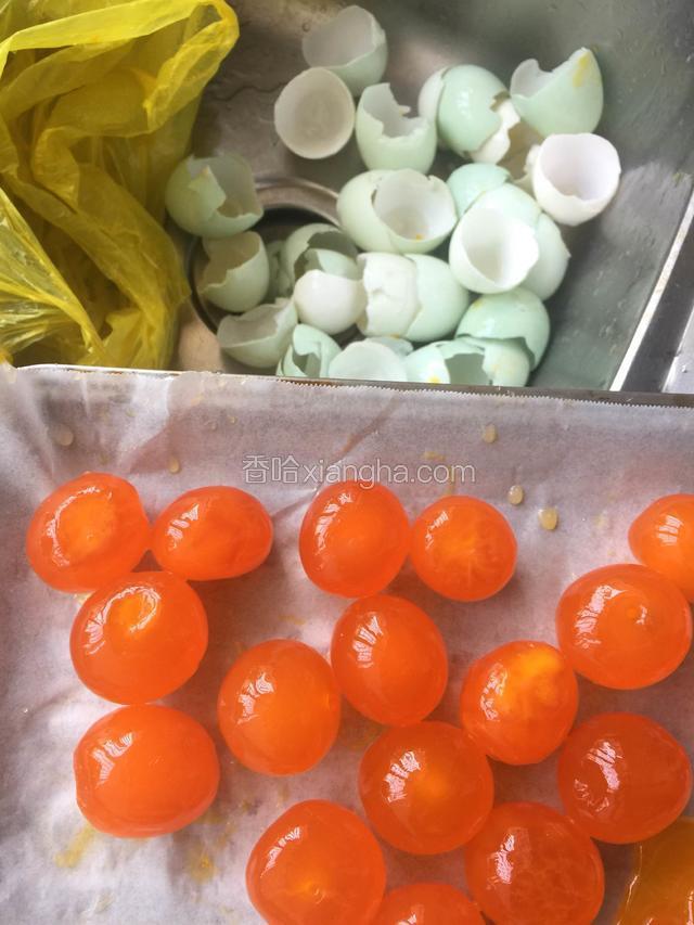 准备蛋黄肉松馅。
咸鸭蛋敲出蛋黄，蛋黄的上的蛋白要弄干净，放入烤盘里，150度中层烤箱15分钟。