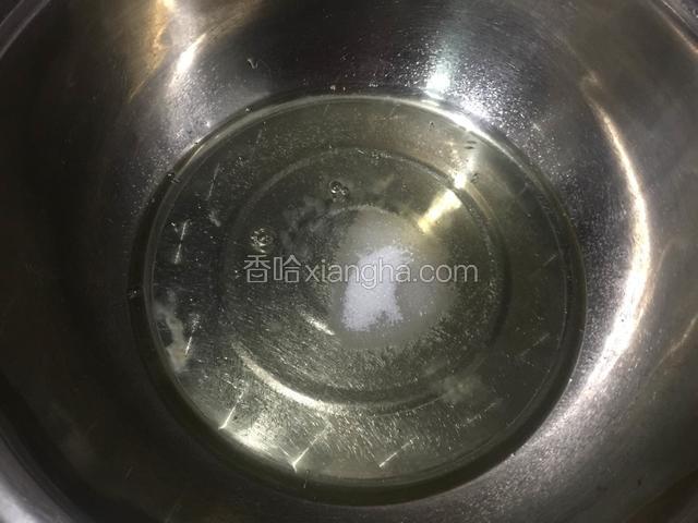 蛋白里加入柠檬汁和20克的白糖用电动打蛋器打发。