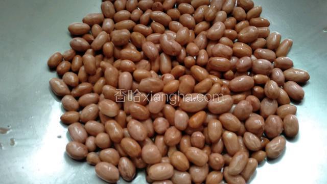 炒至花生米稍微变色即可，关火。