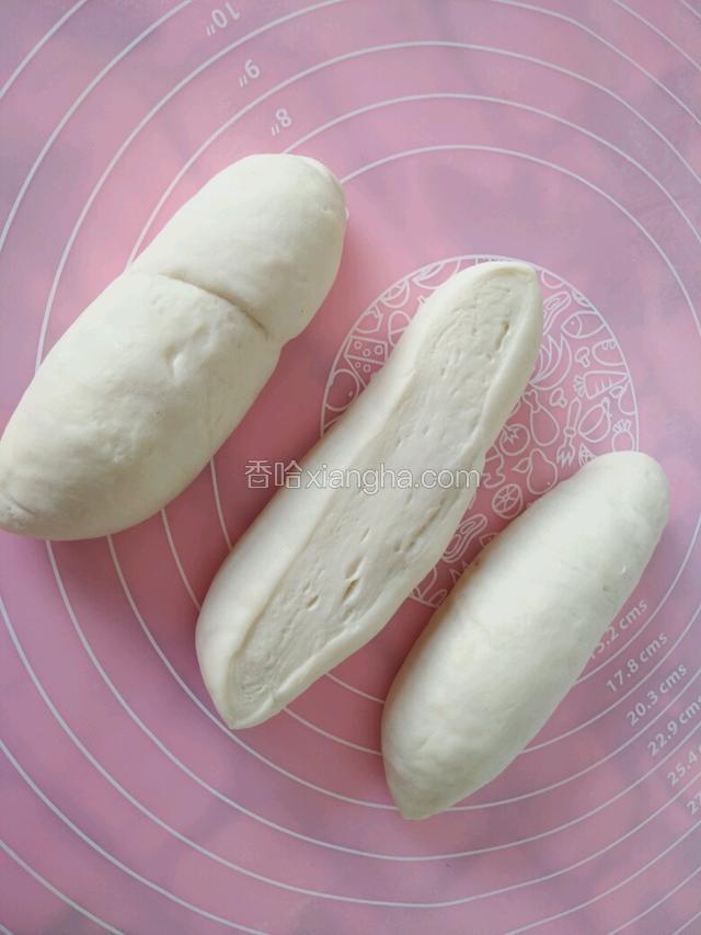 醒好的面团分成段。有利于下面剂子。
