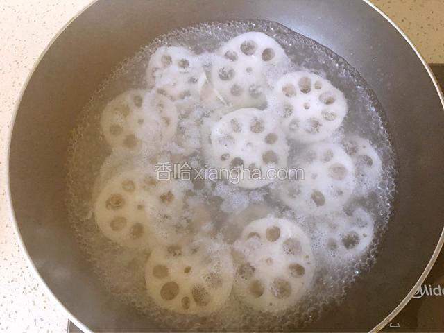 藕夹用开水绰一下