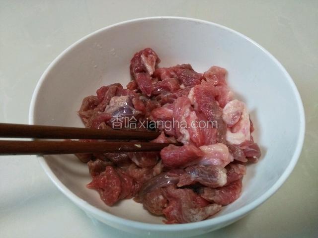准备猪肉，切长条，放碗中加料酒、淀粉、盐、胡椒粉拌匀腌30分钟，