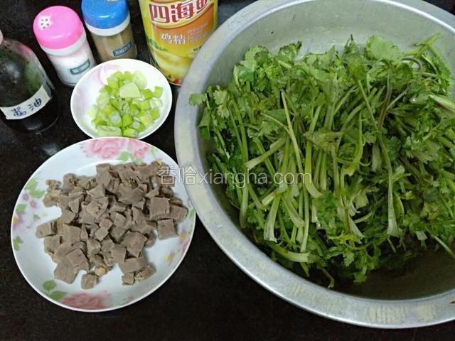 去掉血水的牛肉捞出。
准备其它材料。
葱切花
香菜中间切断。