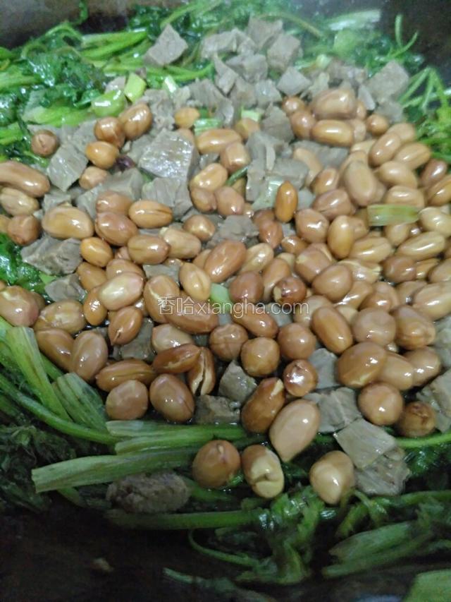 上面放肉粒，上面放花生，