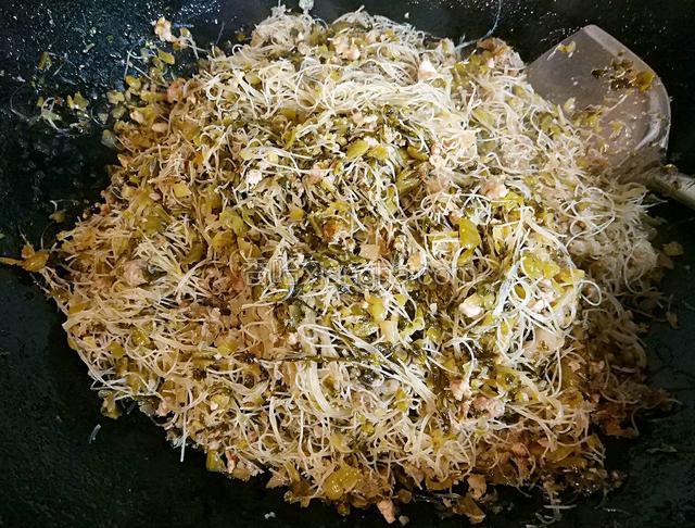 然后炒酸菜的。
热锅倒油，加入猪肉炒变色后加入米面炒，一手筷子一手铲子把面炒熟，中途调入适量盐。炒熟后盛出，另起锅倒油，把酸菜炒好，然后再把炒好的面倒进入，两者混合翻炒片刻后调入适量鸡精即可。
酸菜馅儿完成！
酸菜和面分开炒比较轻松，而且两者都有吸收油，会好吃点。炒酸菜的时候加点点白糖中和下使菜吃起来不会死咸。