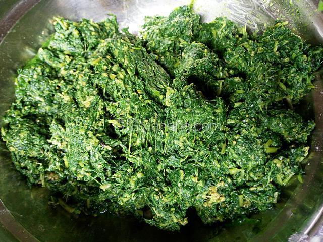 都洗干净沥水后，锅中加水烧开，放点点碱（据说是保持绿色，大概1.5g左右即可），水开后倒入菜，煮四五分钟后捞出，放入冷水里过一遍再捞出挤干水，再用菜刀剁碎。
喜欢细腻点可以切几下后用料理机打成泥。直接打会缠在搅拌刀上使料理机空打的，所以要先切。我家是直接用菜刀剁碎的。
还有个方法：煮菜的时候水少点，煮菜的时候直接煮烂点到用手一捏就碎的状态，也就是艾草糊的样子，然后趁热先把菜捞起来混合到面粉里，再把煮菜的水倒入面粉里用筷子搅匀了揉即可，面粉多少需要的水量也不同，视情况慢慢添加。