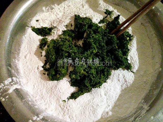 糯米粉加入大米粉或中粉，放入剁碎会拌成泥的清明草，边倒热水边用筷子搅拌成絮状后再用手揉。
越烫的水揉出的面口感越好，也不容易包破和开裂。不论是大米粉（粘米粉）或普通面粉，加入只是为了中和糯米粉的粘性，让成品不那么粘好吃而已，所以不用太在意具体用量，大概就行！也不要问我具体比例，我无法告知！
比如350g糯米粉差不多要加150g大米粉。至于艾草，多点少点只是颜色差异而已，大概200g左右出来的颜色比较好看。