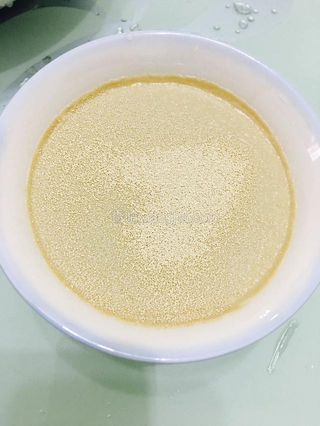 温水里放入白糖搅拌均匀后，倒入酵母，让酵母在水面起泡后再搅拌均匀。