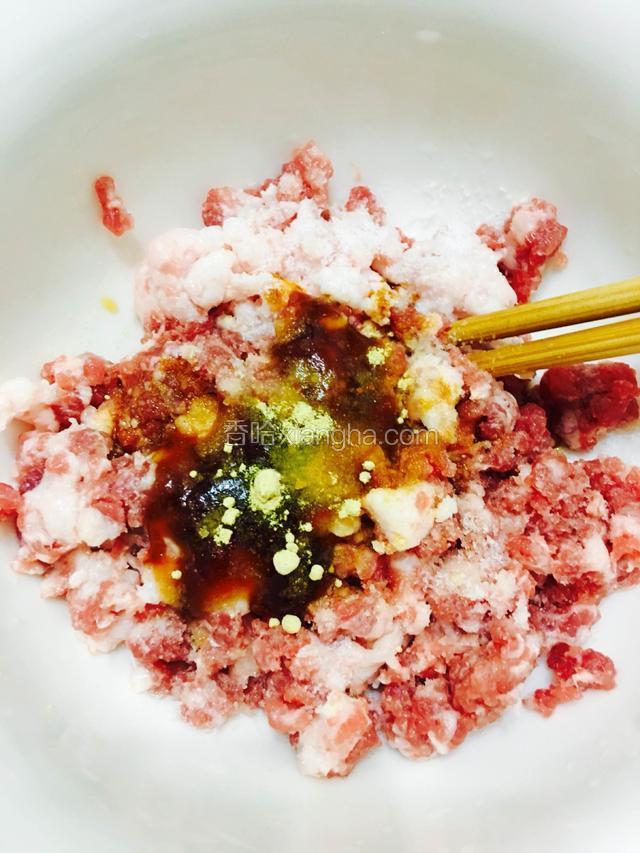 剁好的肉依次放入调料盐、生抽、蚝油、料酒、胡椒粉、生姜粉、玉米油顺时针方向搅拌均匀。