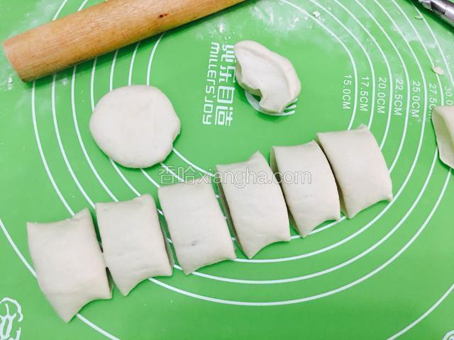 切大小同等重量的小剂子，切出的刀面要光滑无小孔面才算排好气。