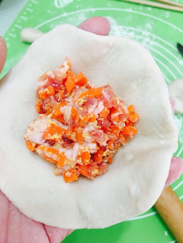 放入适量肉馅包好。