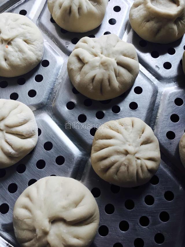 把包子放入蒸笼上，中间留缝细，蒸的过程中包子会变大。冷水开蒸20分钟后关火焖5分钟再开盖，以防包子收缩。