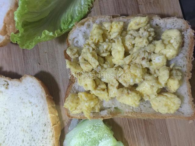 再铺吐司  鸡蛋  黄瓜片生菜