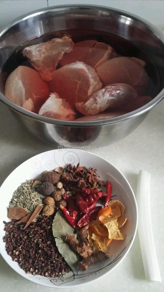 准备所需食材（牛肉泡水洗净）