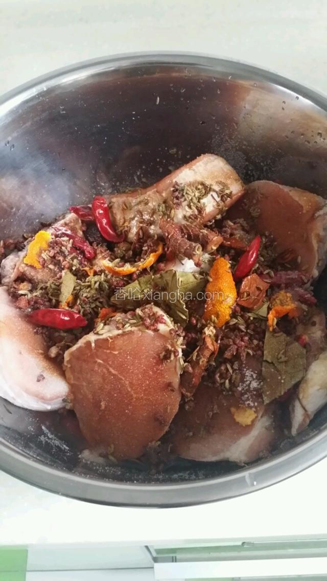 加入图一盘中的调料，盐，糖，白酒，味极鲜酱油