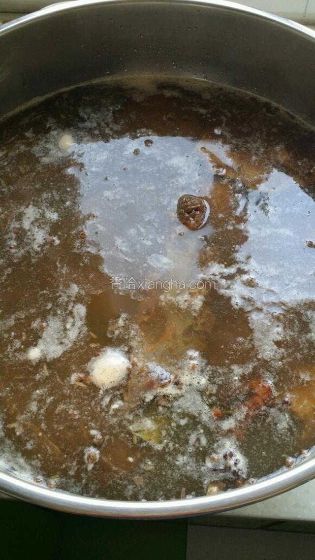 锅中加水没过牛肉