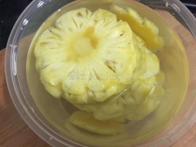 将菠萝片泡在加了少许盐和柠檬汁的水里20分钟。