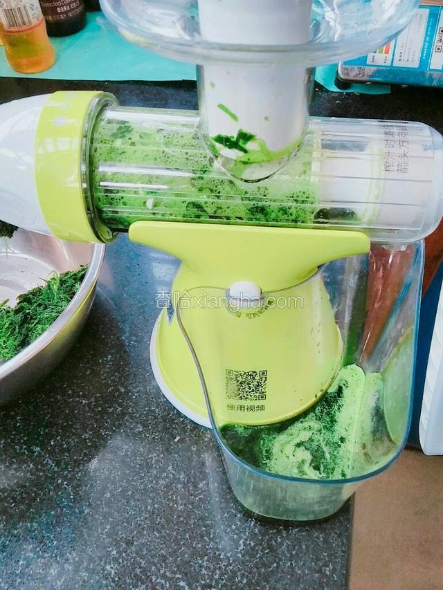 菠菜榨汁，我用100克菠菜榨出40克汁