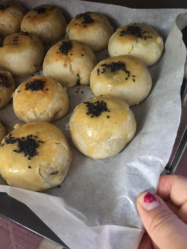 刷上蛋液放上黑芝麻，烤箱预热上下180五分钟