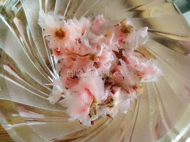 樱花用凉水浸泡开，要洗两遍把盐洗掉