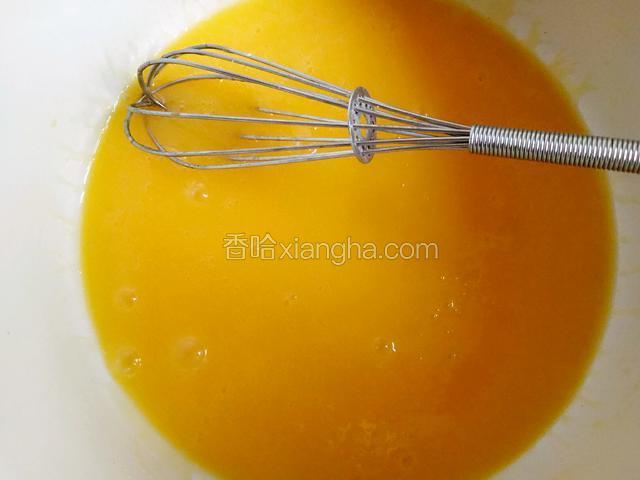 黄油软化加糖打发，再分三次加入鸡蛋搅拌均匀
