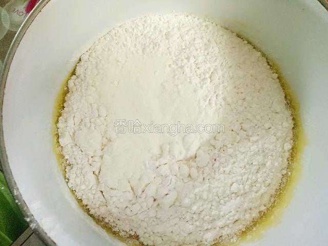 筛入混合的低筋面粉和奶粉