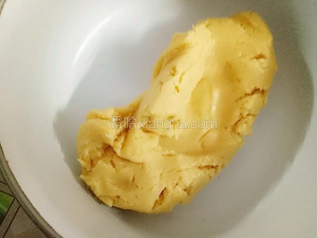 上下翻拌，成为面团