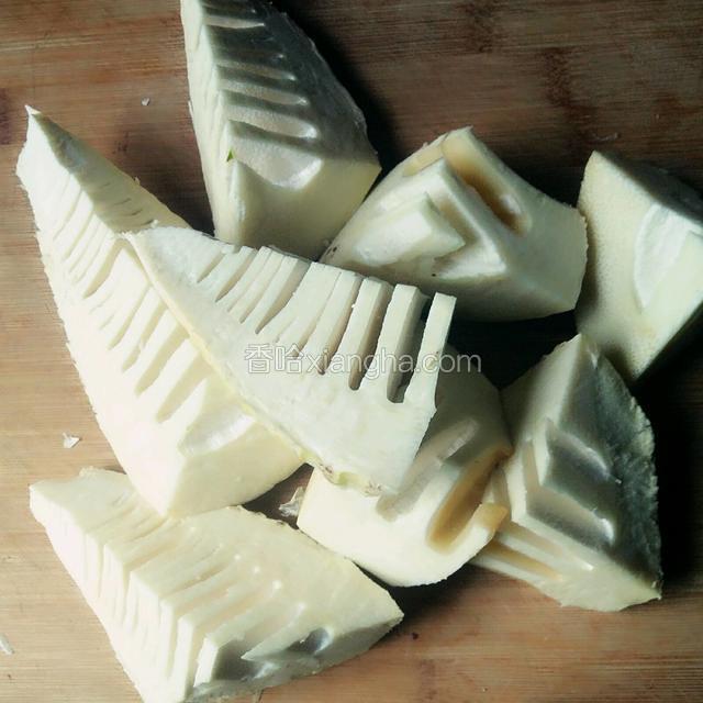 鲜笋去皮切成大块，我们先把它处理一下