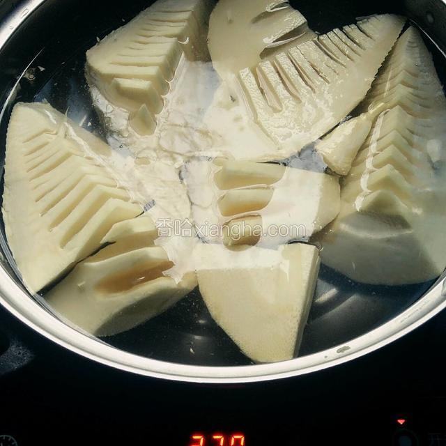 入沸水煮五至十分钟