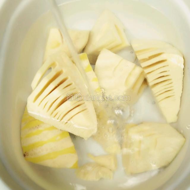 捞出清洗干净，控干水份