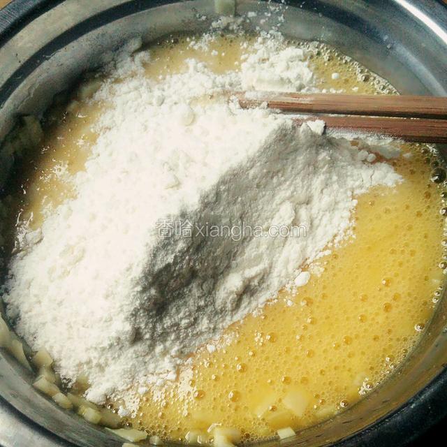 面粉过筛加入，并加入盐