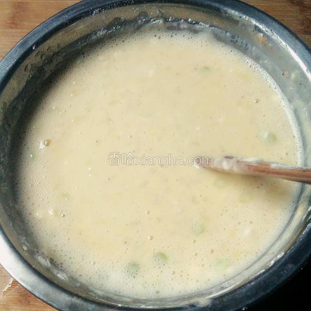 加入适量清水调成鸡蛋面糊