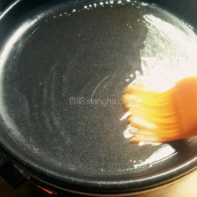 平底煎锅刷少许油